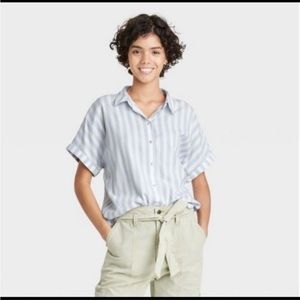 Universal Threads blue and white stripe shirt size medium